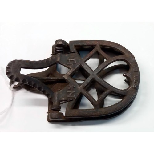 661 - A rare 19th century cast iron Royal No.1 (1879) mouse trap.

Visit https://www.unique-auctions.com/u... 