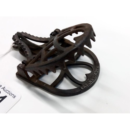 661 - A rare 19th century cast iron Royal No.1 (1879) mouse trap.

Visit https://www.unique-auctions.com/u... 