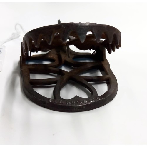 661 - A rare 19th century cast iron Royal No.1 (1879) mouse trap.

Visit https://www.unique-auctions.com/u... 