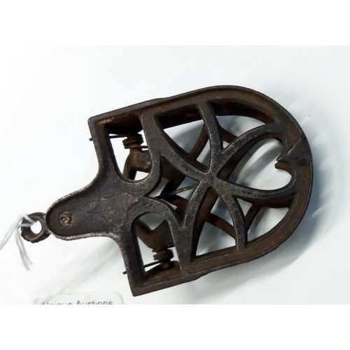 661 - A rare 19th century cast iron Royal No.1 (1879) mouse trap.

Visit https://www.unique-auctions.com/u... 