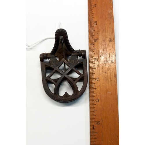 661 - A rare 19th century cast iron Royal No.1 (1879) mouse trap.

Visit https://www.unique-auctions.com/u... 