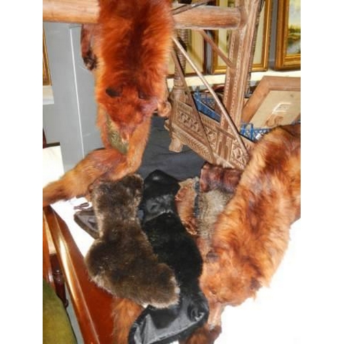 1123 - A quantity of old fox fur stoles etc.,