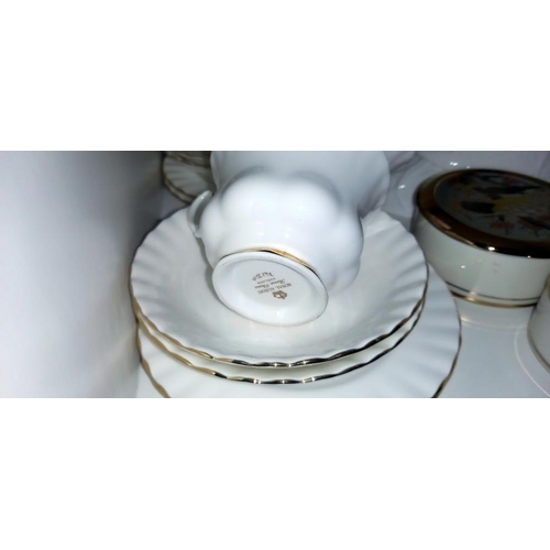 2507 - A 16 piece Royal Albert tea set, 4 Coalport cabbage dishes and 3 trinket pots