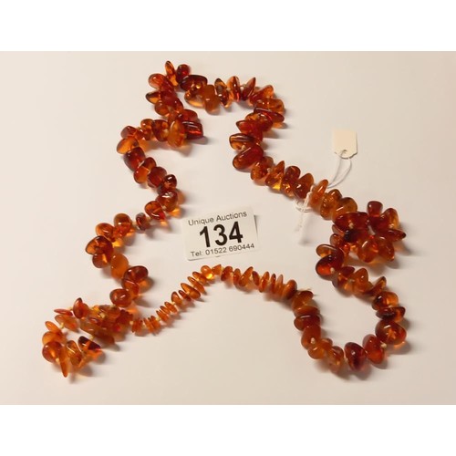 134 - An amber necklace, 55 grams.