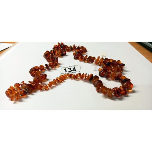 134 - An amber necklace, 55 grams.