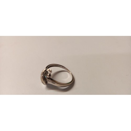 144 - A diamond ring fashioned as a crossover in 9ct white gold, size K half, 2.2 grams.
