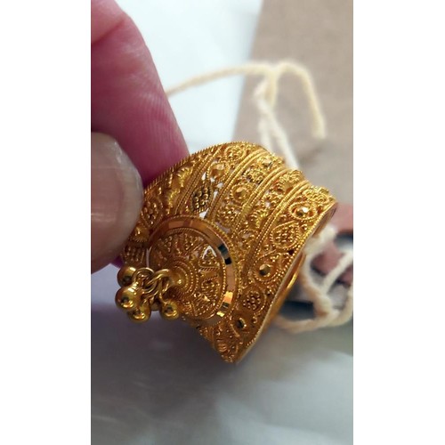 73 - An ornate 22ct gold ladies ring, size N, 7 grams.