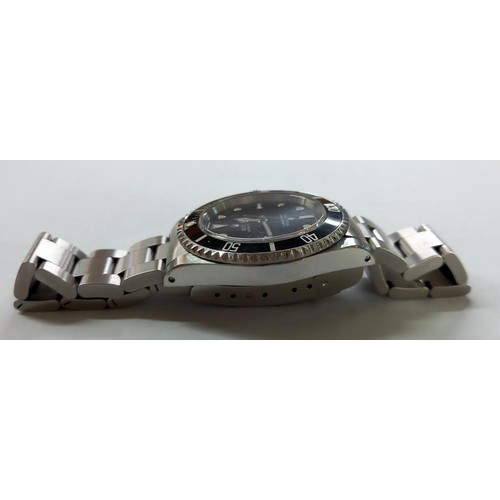 196 - A Rolex Oyster Submariner wrist watch, Model: 1460M, serial NO. P93****, 40mm diameter, includes inv... 