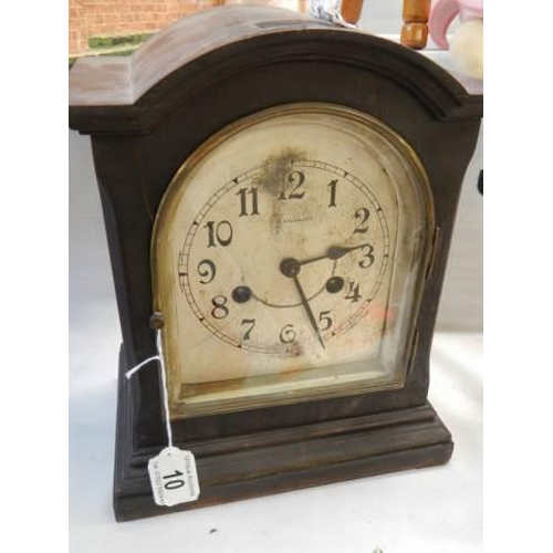 10 - A mid 20th century mantle clock, in working order.