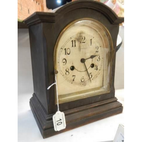 10 - A mid 20th century mantle clock, in working order.