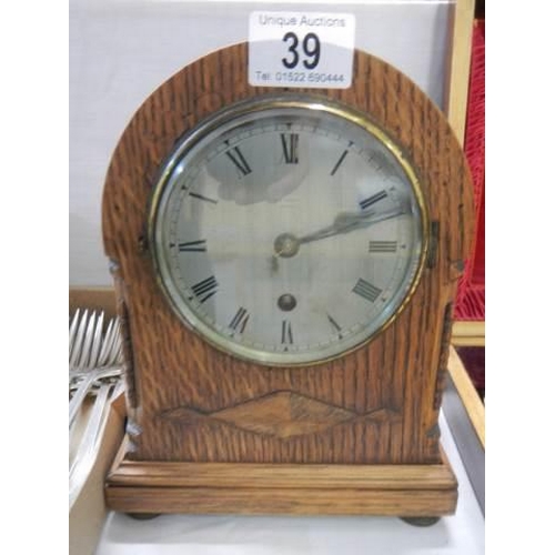 39 - A nice oak cased mantle clock in working order.