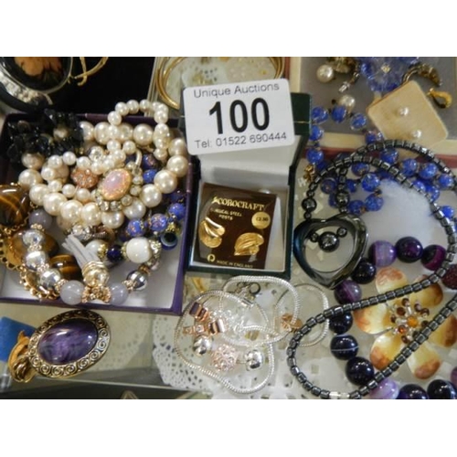 100 - A mixed lot of costume jewellery.