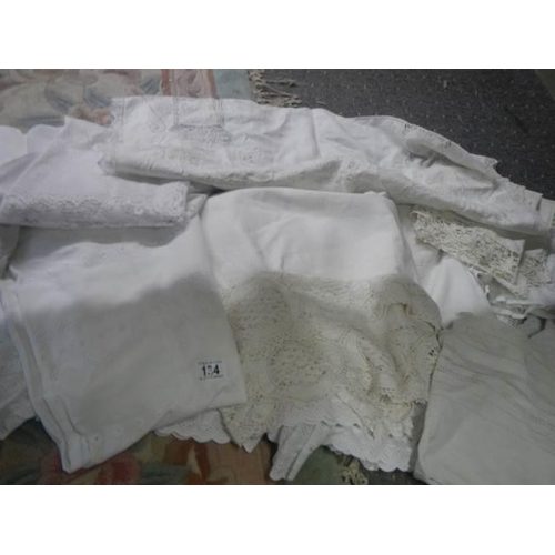 134 - A good lot of vintage linen.