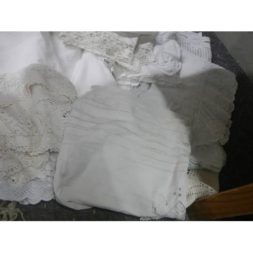 134 - A good lot of vintage linen.