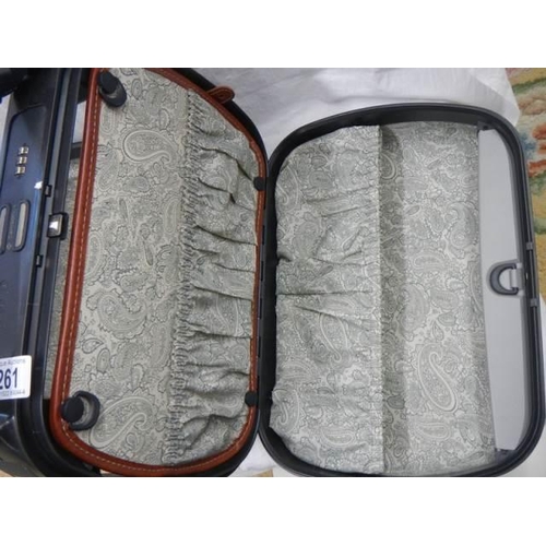 261 - A good quality Samsonite vanity case.