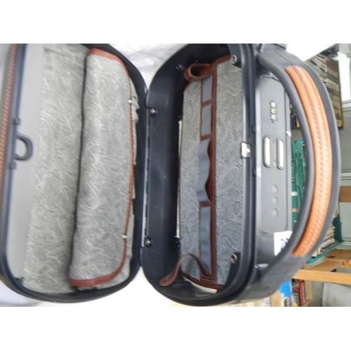 261 - A good quality Samsonite vanity case.