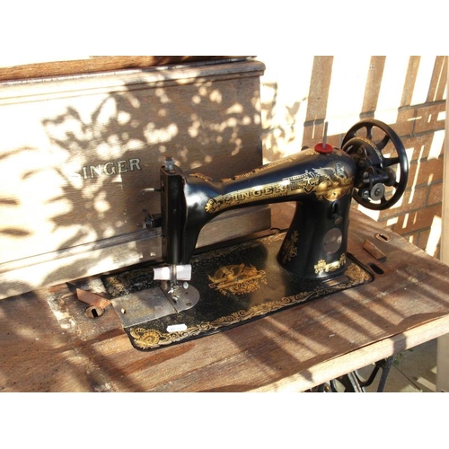 206 - A Lovely cast base singer Sewing Machine