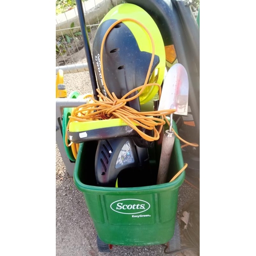 250 - A large quantity of garden tools / hose