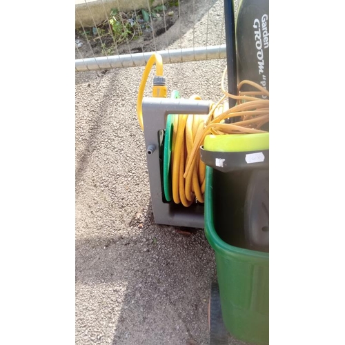 250 - A large quantity of garden tools / hose