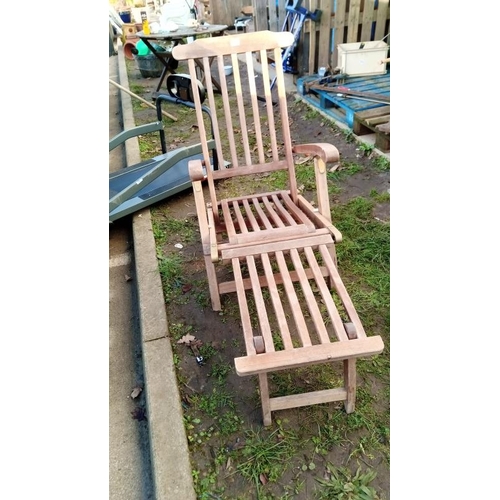 299 - A Quality Hardwood Garden Recliner