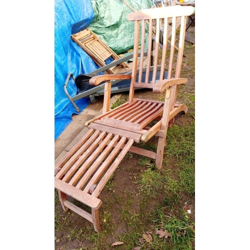 299 - A Quality Hardwood Garden Recliner