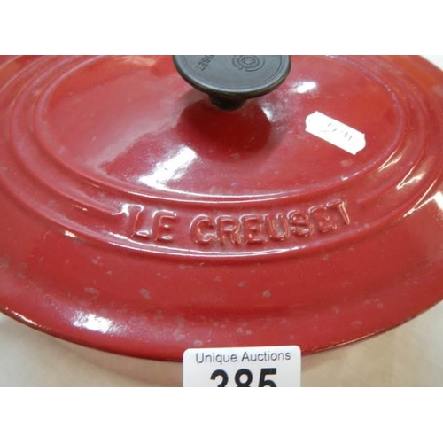 385 - A Le Creuset casserole dish.