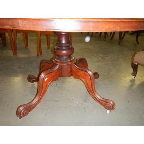 590 - A Victorian mahogany pedestal dining table. COLLECT ONLY.