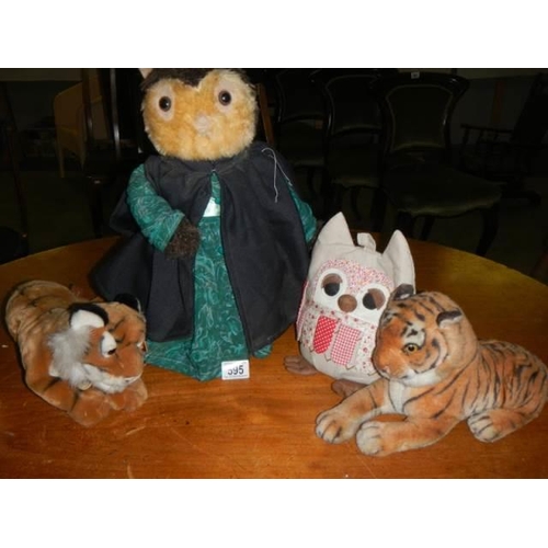 595 - An owl doorstop, two soft toy tigers and another owl.