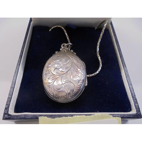 1005 - A silver locket on a silver chain,