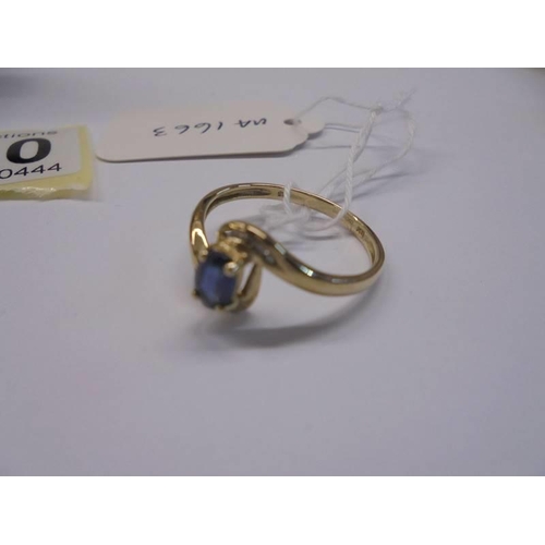 1010 - A 9ct gold ring set blue stone (possibly tanzanite) size R half, 1.96 grams.