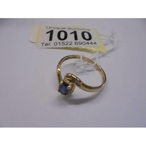 1010 - A 9ct gold ring set blue stone (possibly tanzanite) size R half, 1.96 grams.