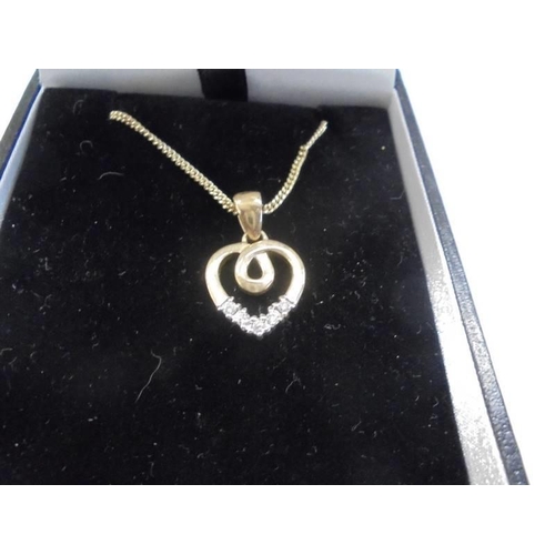 1013 - A 9ct gold heart pendant and a 9ct gold bracelet, 10.83 grams.