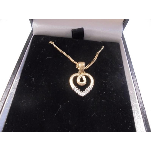 1013 - A 9ct gold heart pendant and a 9ct gold bracelet, 10.83 grams.