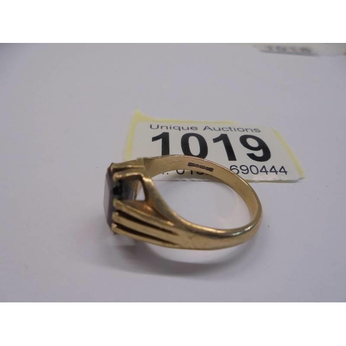 1019 - A 9ct gold gent's ring, size V, 6.12 grams.