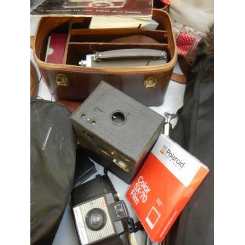 213 - A mixed lot of photographic items including vintage camera's.