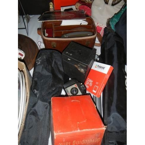 213 - A mixed lot of photographic items including vintage camera's.