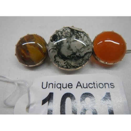 1081 - A gold set brooch with lace agate, cornelian, mixed agate stones.