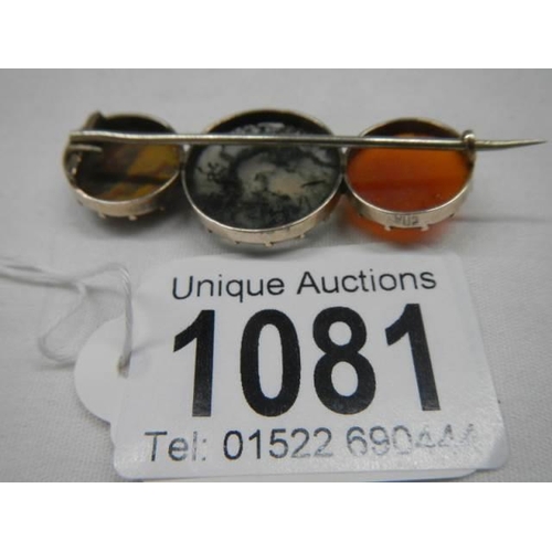 1081 - A gold set brooch with lace agate, cornelian, mixed agate stones.