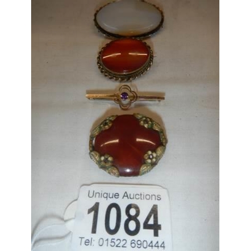 1084 - A 19th century stone set brooch, an agate brooch, a 9ct gold brooch set amethyst and another brooch ... 