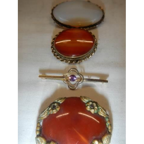 1084 - A 19th century stone set brooch, an agate brooch, a 9ct gold brooch set amethyst and another brooch ... 