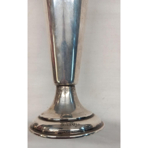 1029 - Chester 1907 silver vase height 15.5cm and Sheffield 1977 silver ashtray diameter 10.5cm