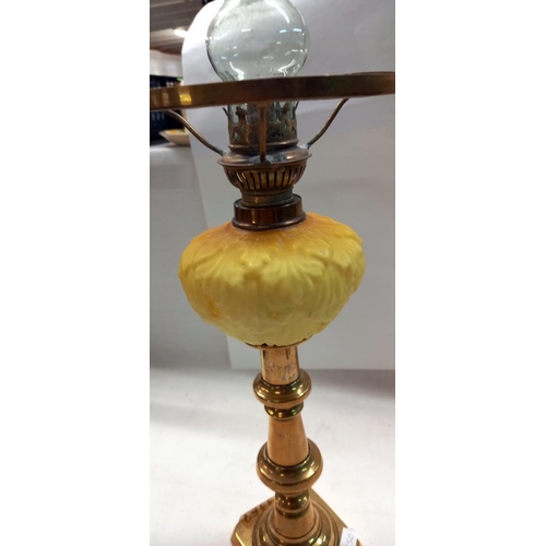 1152 - A Victorian peg font oil lamp on brass candlestick