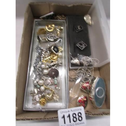 1188 - A mixed lot of earrings and cuff links.