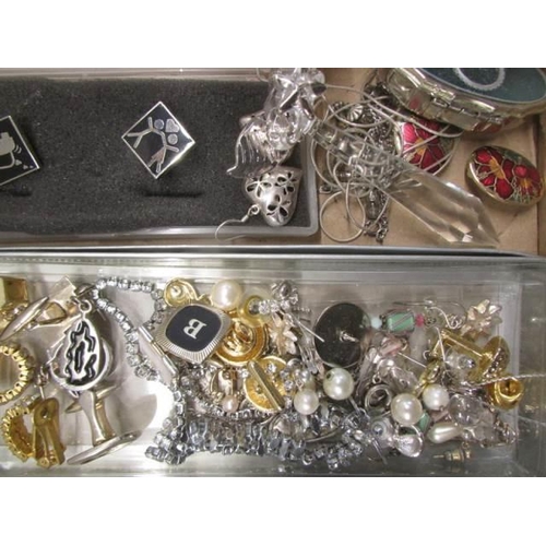 1188 - A mixed lot of earrings and cuff links.