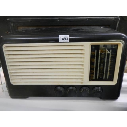 1493 - A vintage bakelite radio.