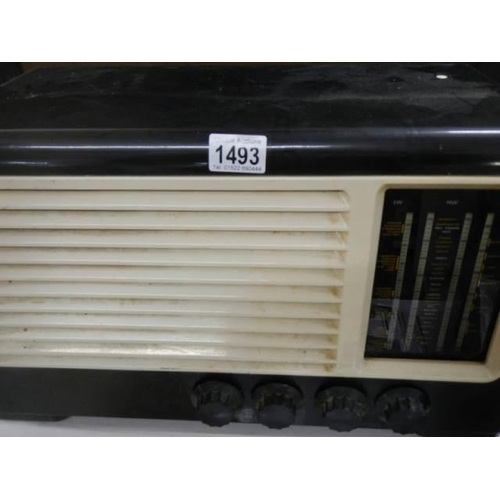 1493 - A vintage bakelite radio.