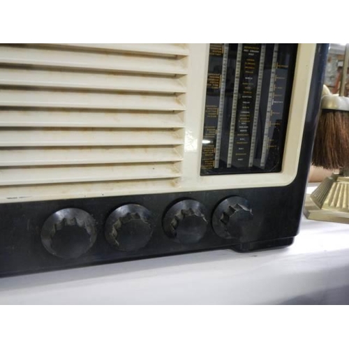 1493 - A vintage bakelite radio.