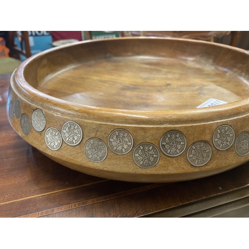 1100E - A large teak fruit bowl inlaid with sixpences in numerical order from 1909-1964 along with Latin ins... 