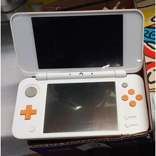 32 - A Nintendo DS XL and games (in working order)