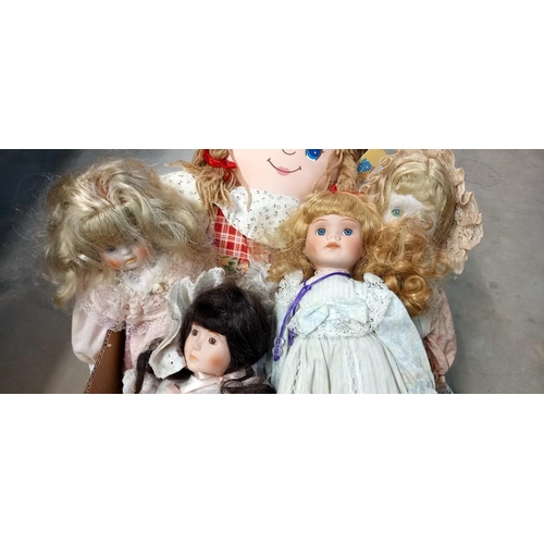 75 - A quantity of collectors dolls